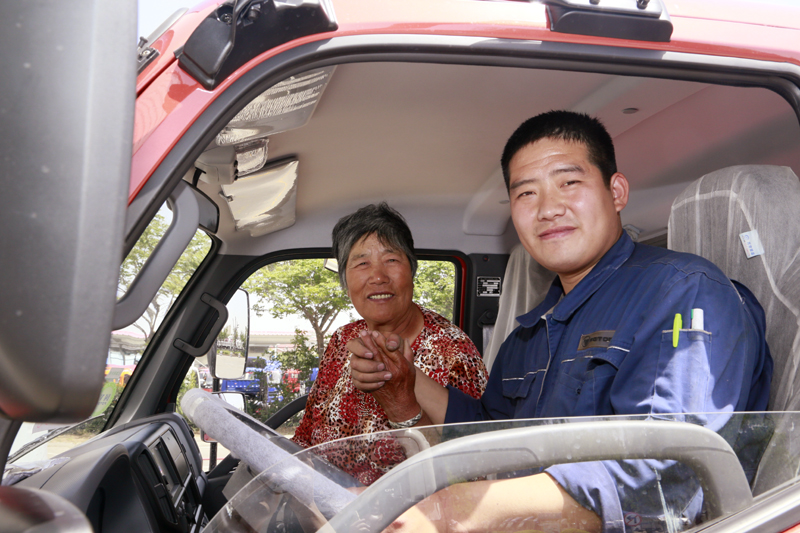 6微信 一直想坐坐儿子调试的福田车，母亲节如愿了.jpg
